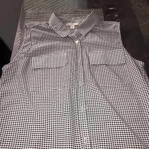 Like new black and white sleeveless blouse ❤️